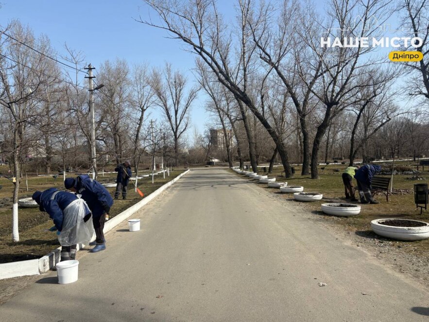 У Дніпрі готують до сезону парк Сагайдак: фарбують лавочки, прибирають алеї і доглядають клумби