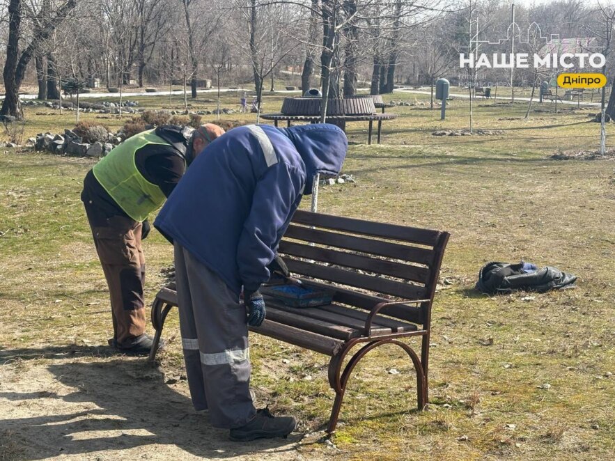 У Дніпрі готують до сезону парк Сагайдак: фарбують лавочки, прибирають алеї і доглядають клумби