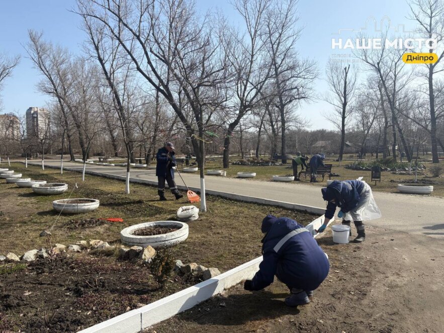 У Дніпрі готують до сезону парк Сагайдак: фарбують лавочки, прибирають алеї і доглядають клумби
