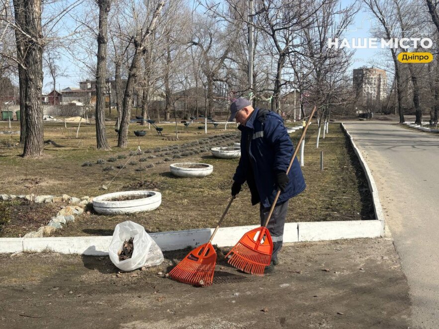 У Дніпрі готують до сезону парк Сагайдак: фарбують лавочки, прибирають алеї і доглядають клумби