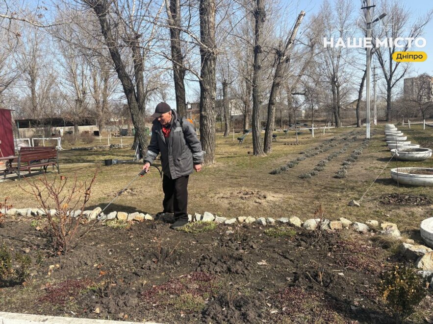 У Дніпрі готують до сезону парк Сагайдак: фарбують лавочки, прибирають алеї і доглядають клумби