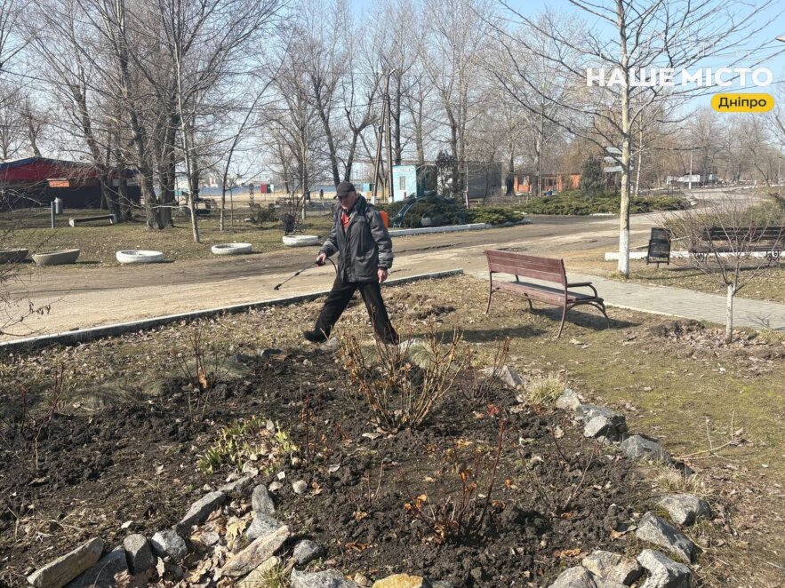 У Дніпрі готують до сезону парк Сагайдак: фарбують лавочки, прибирають алеї і доглядають клумби