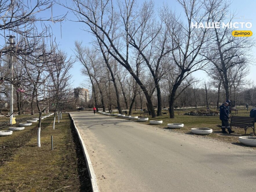 У Дніпрі готують до сезону парк Сагайдак: фарбують лавочки, прибирають алеї і доглядають клумби
