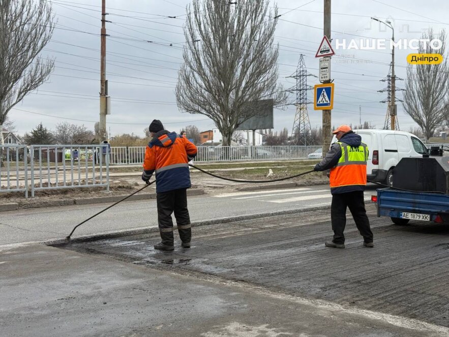 Міські магістралі приводять до ладу: де у Дніпрі тривають дорожні роботи
