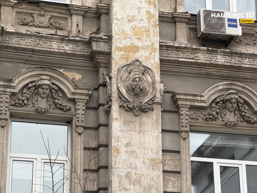 ЕКСКЛЮЗИВ
                                Будинок з гномами: масони, підземні ходи і таємниці однієї з найзагадковіших споруд Дніпра