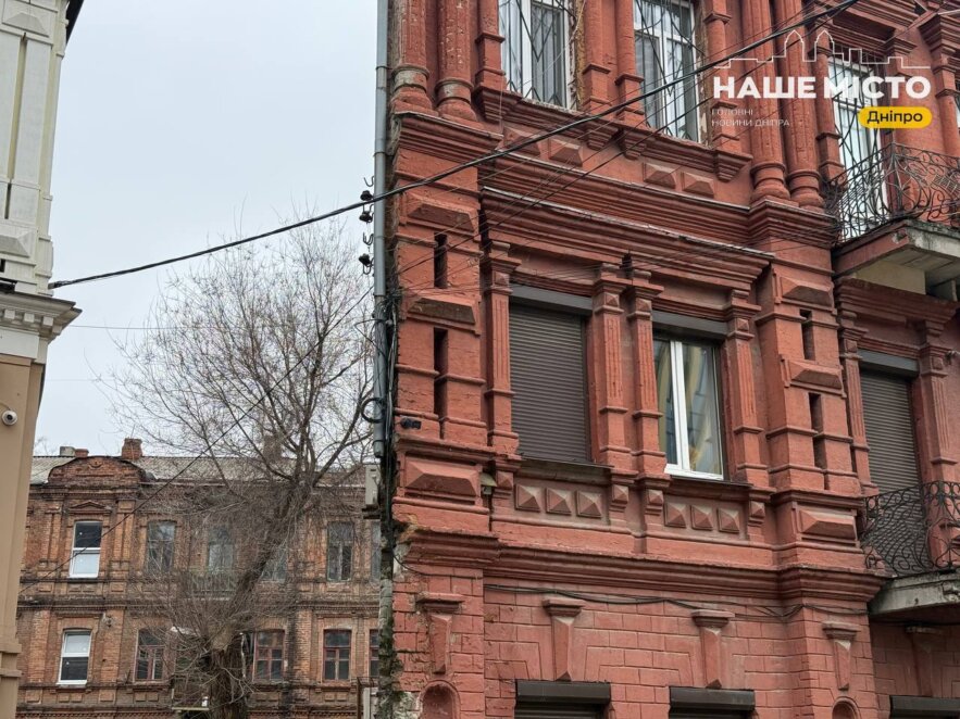 ЕКСКЛЮЗИВ
                                Містична будівля: у Дніпрі стоїть «будинок з однією стіною»