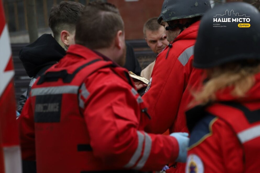 ЕКСКЛЮЗИВ
                                Комунальники ліквідують наслідки ворожої атаки у Дніпрі