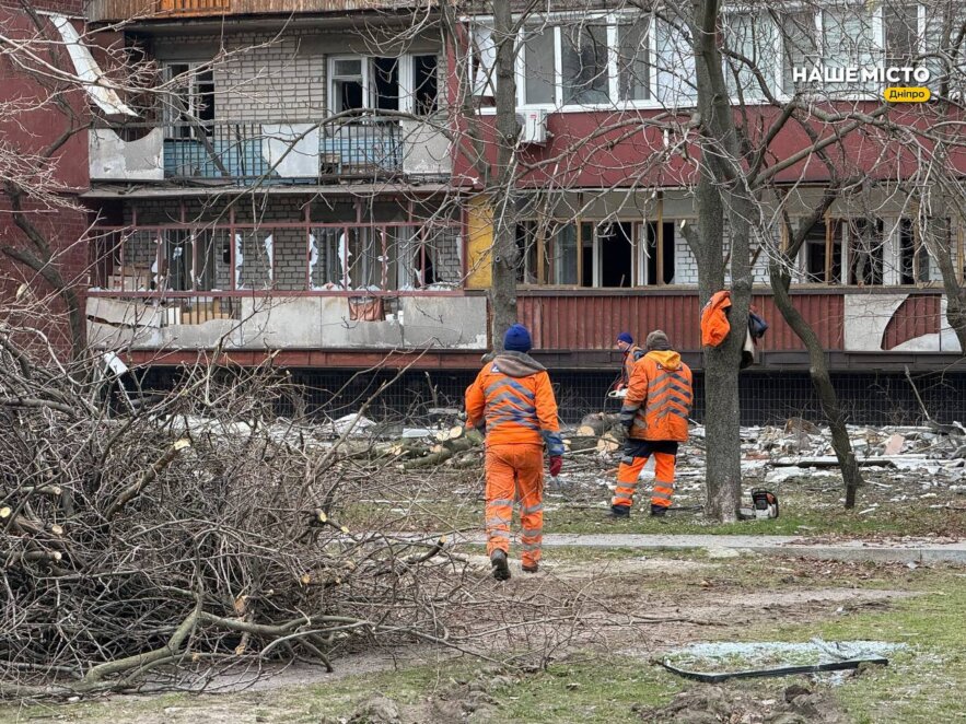 ЕКСКЛЮЗИВ
                                Закривають вікна плівкою та OSB-плитами: у Дніпрі ліквідовують наслідки атаки 24 березня