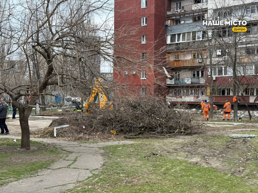 ЕКСКЛЮЗИВ
                                Комунальники ліквідують наслідки ворожої атаки у Дніпрі