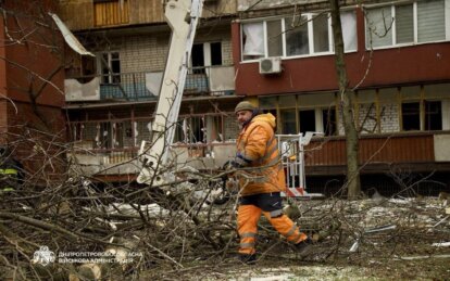 Комунальники ліквідують наслідки ворожої атаки у Дніпрі