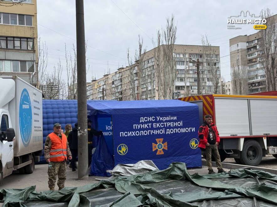 ЕКСКЛЮЗИВ
                                Закривають вікна плівкою та OSB-плитами: у Дніпрі ліквідовують наслідки атаки 24 березня