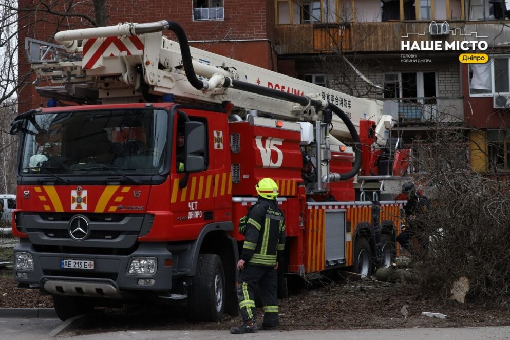 ЕКСКЛЮЗИВ
                                Комунальники ліквідують наслідки ворожої атаки у Дніпрі
