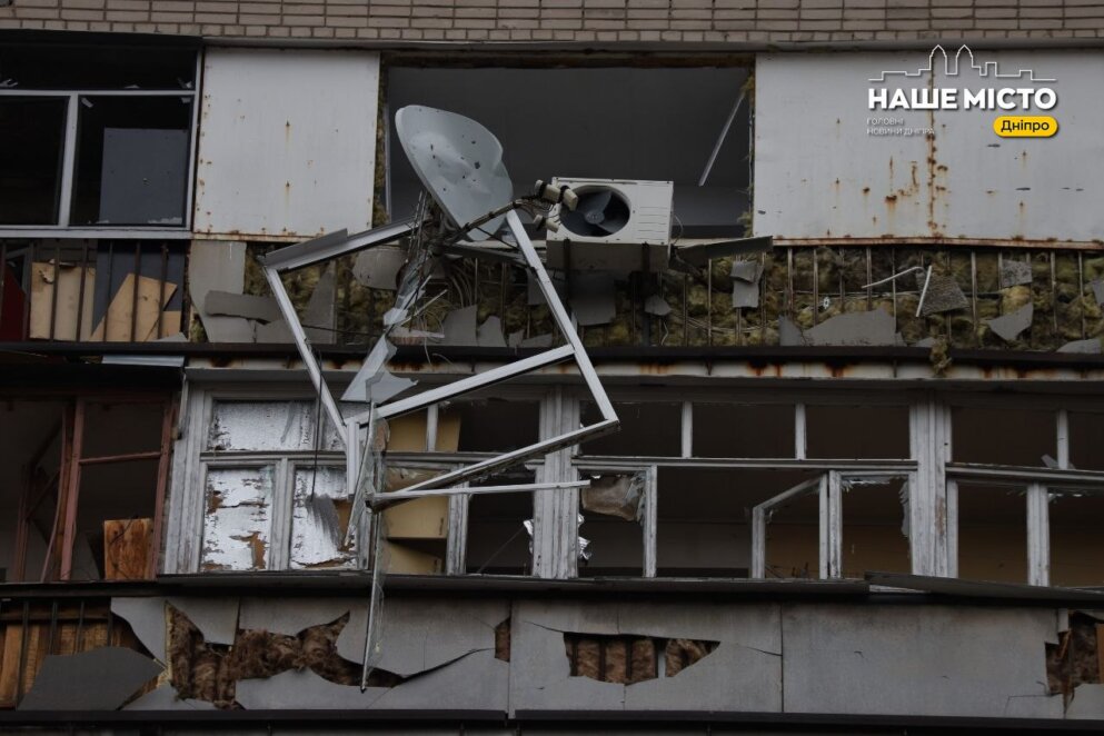 ЕКСКЛЮЗИВ
                                Комунальники ліквідують наслідки ворожої атаки у Дніпрі