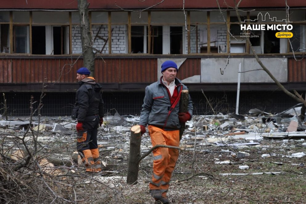 ЕКСКЛЮЗИВ
                                Комунальники ліквідують наслідки ворожої атаки у Дніпрі