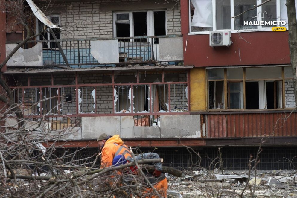 ЕКСКЛЮЗИВ
                                Закривають вікна плівкою та OSB-плитами: у Дніпрі ліквідовують наслідки атаки 24 березня