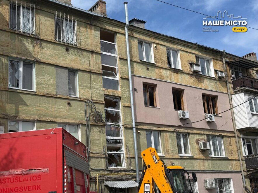 У середмісті Дніпра внаслідок ворожого удару пошкоджено гімназію та 7 багатоповерхівок