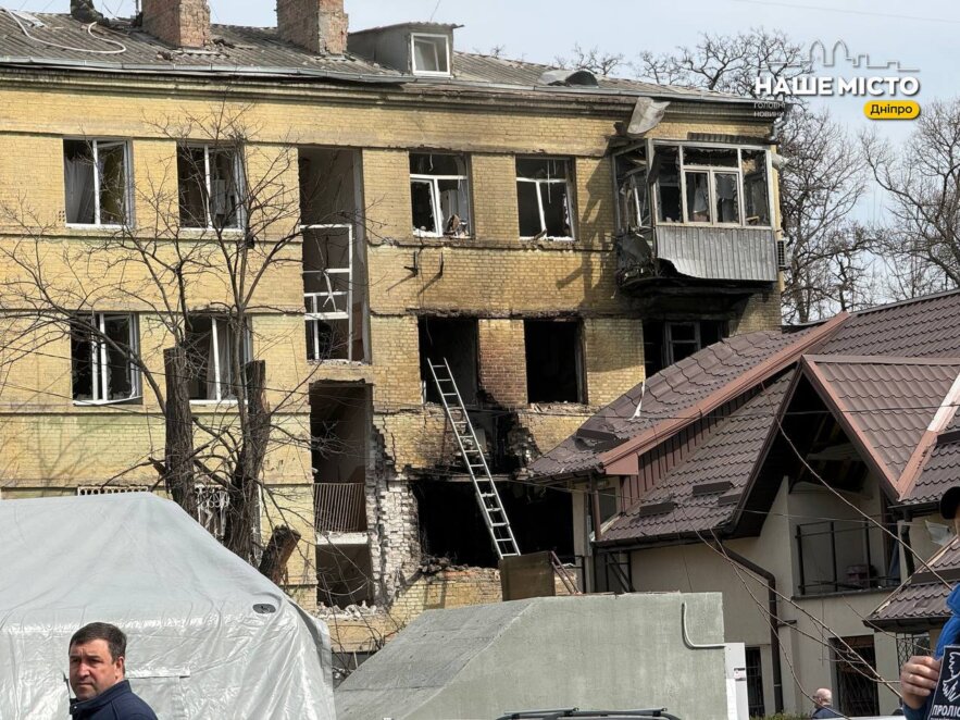 У середмісті Дніпра внаслідок ворожого удару пошкоджено гімназію та 7 багатоповерхівок