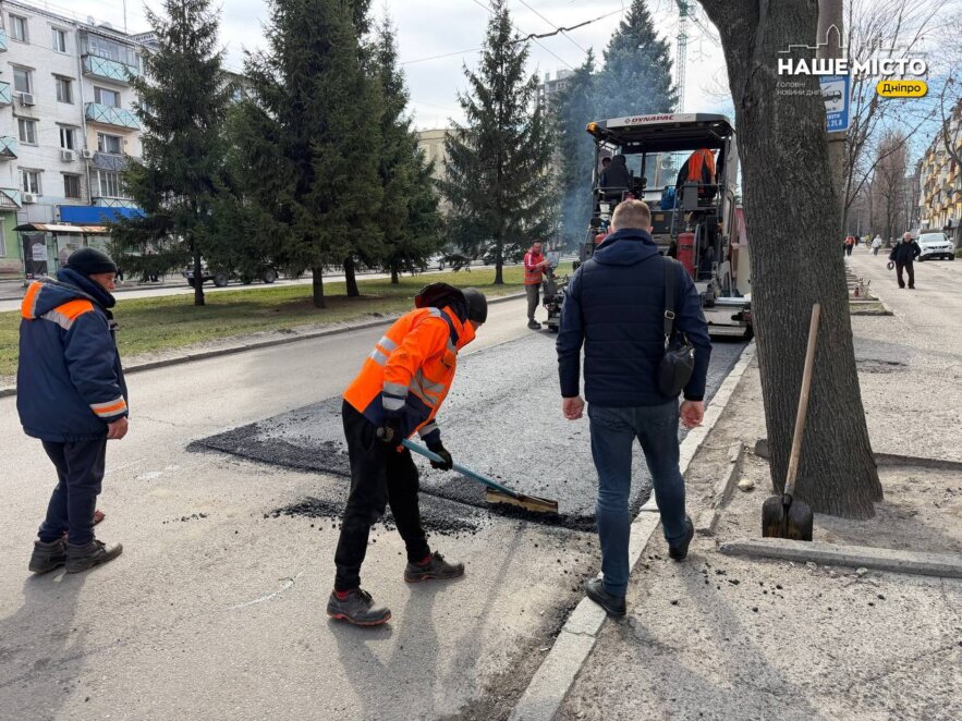 ОФІЦІЙНО                У Дніпрі ліквідовують ямковість: дорожники працюють одночасно в кількох районах