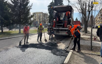 У Дніпрі ліквідовують ямковість: дорожники працюють одночасно в кількох районах
