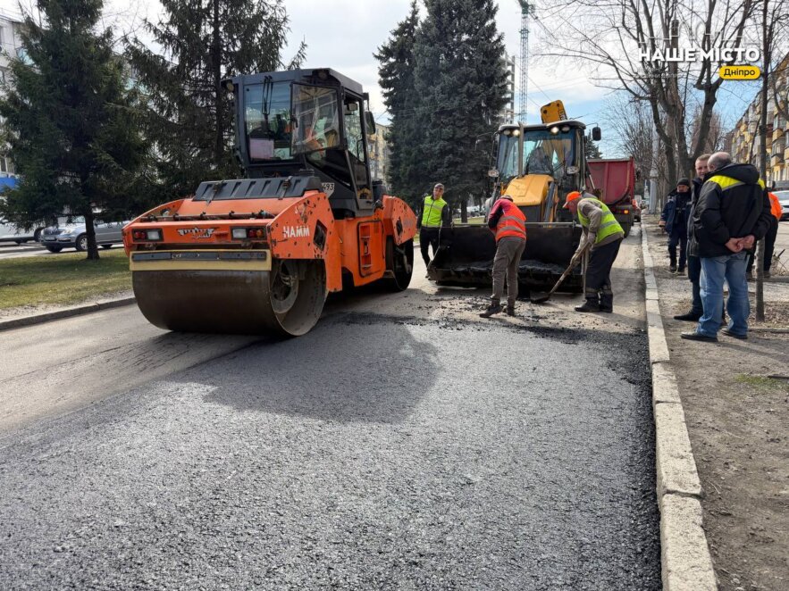 ОФІЦІЙНО                У Дніпрі ліквідовують ямковість: дорожники працюють одночасно в кількох районах