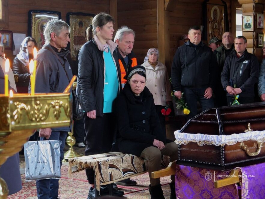 Рятував побратимів під обстрілами: у Жовтих Водах попрощалися із загиблим Героєм