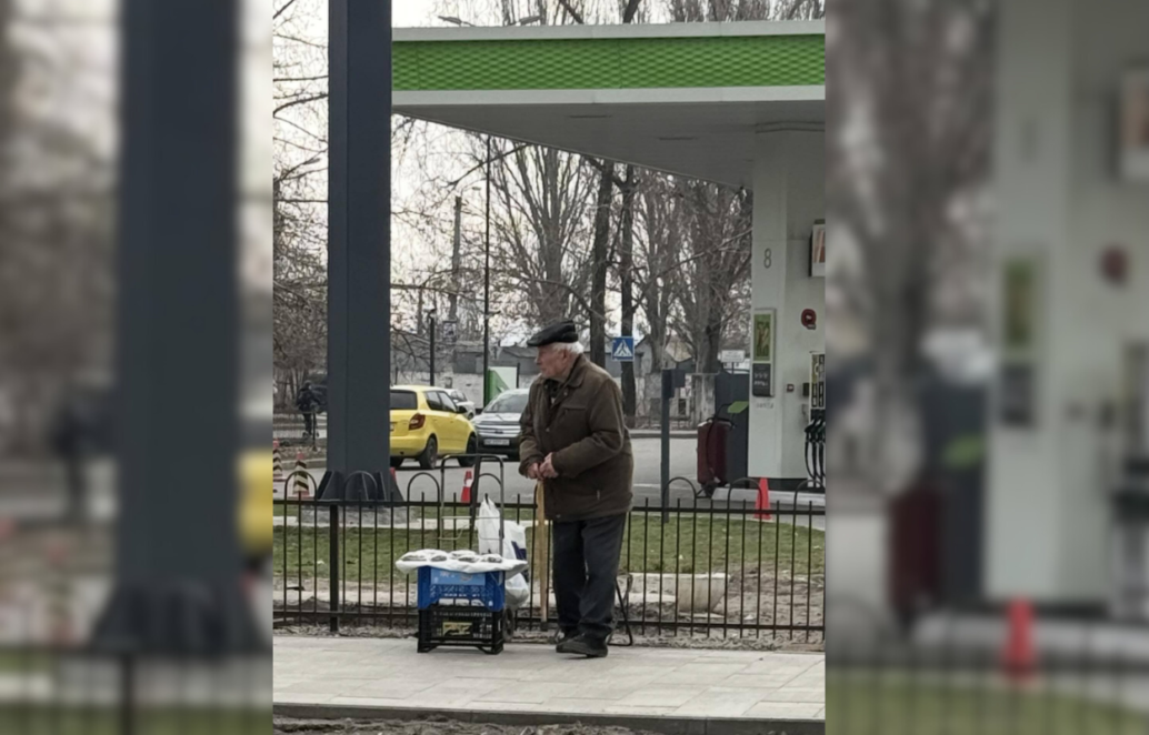 У Дніпрі 83-річний чоловік продає горіхи біля заправки на Образцова