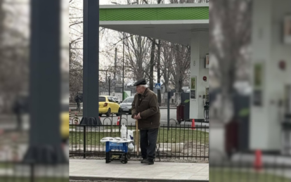 У Дніпрі 83-річний чоловік продає горіхи біля заправки на Образцова