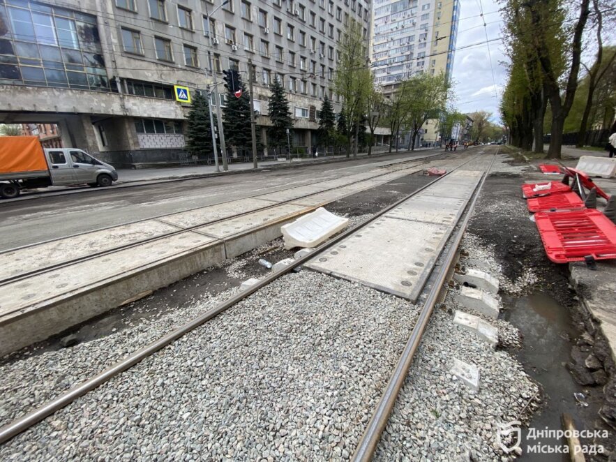 ОФІЦІЙНО                У Дніпрі оновлюють колії на маршруті №1, щоб до кінця року запустити ще 4 низькопідлогових трамваї