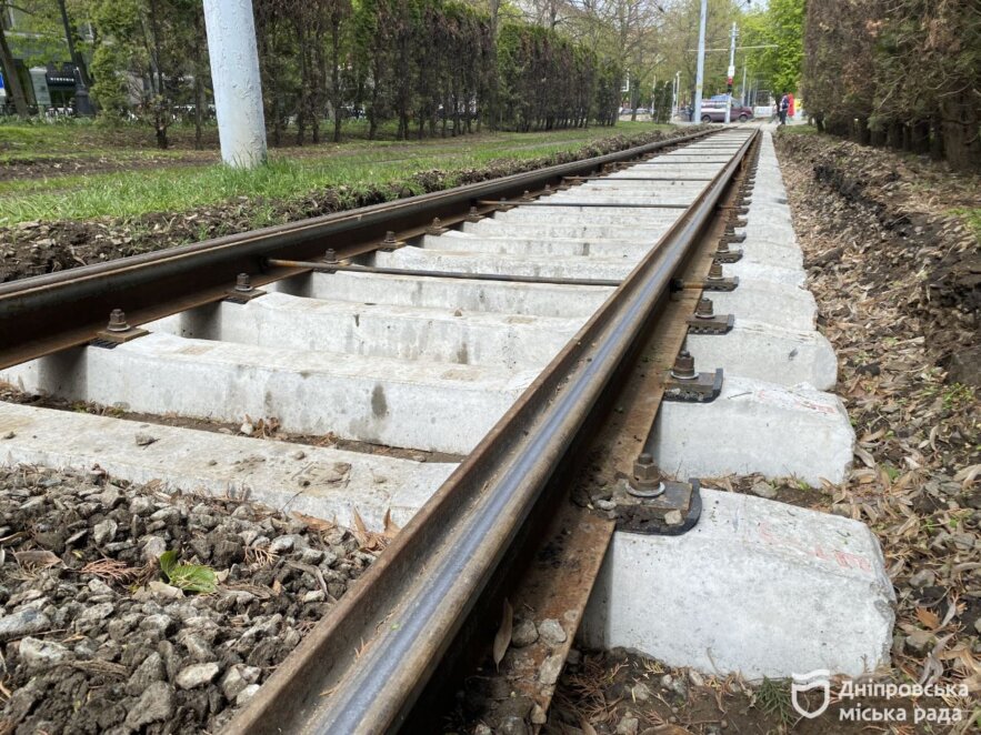 ОФІЦІЙНО                У Дніпрі оновлюють колії на маршруті №1, щоб до кінця року запустити ще 4 низькопідлогових трамваї