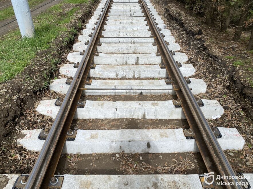 ОФІЦІЙНО                У Дніпрі оновлюють колії на маршруті №1, щоб до кінця року запустити ще 4 низькопідлогових трамваї