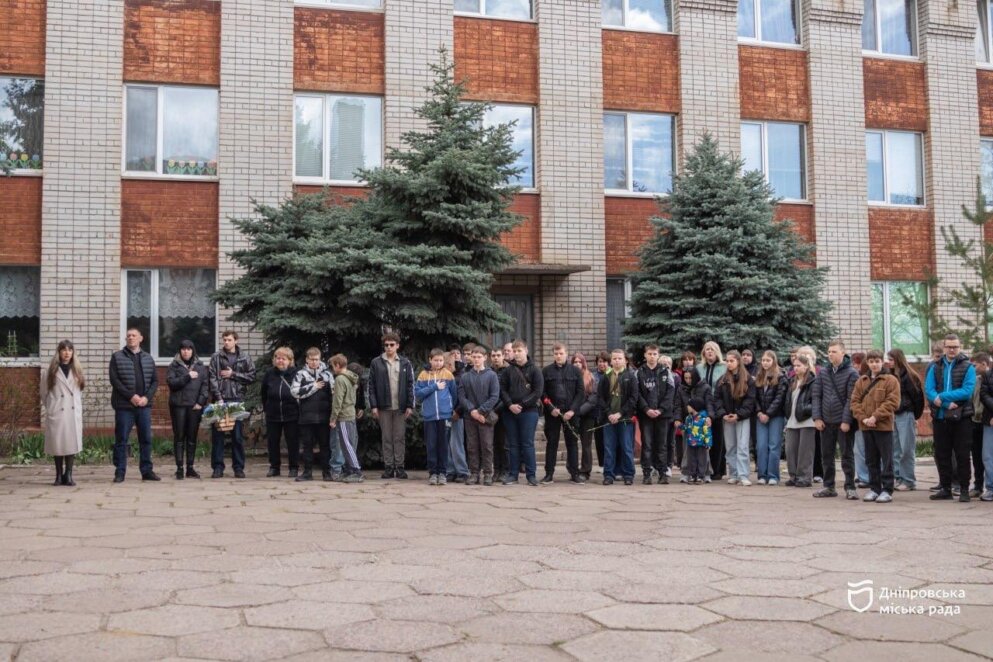 ОФІЦІЙНО                У Дніпрі на фасаді гімназії № 39 відкрили меморіальну дошку Микиті Жеребцову