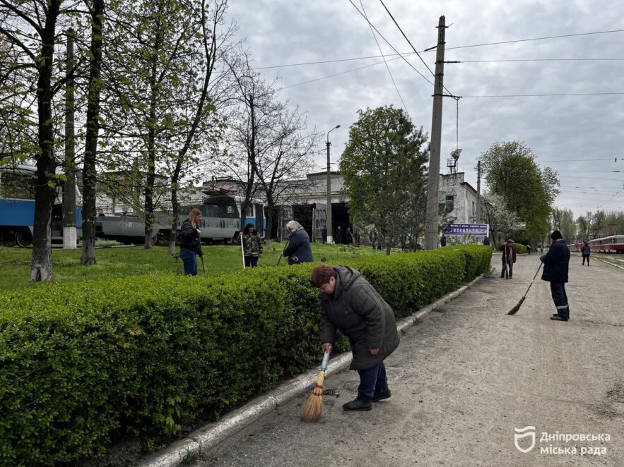 ОФІЦІЙНО                Чистота і озеленення: понад 40 працівників електротранспорту долучилися до  акції #Чистий_Дніпро і #Дніпро_квітучий