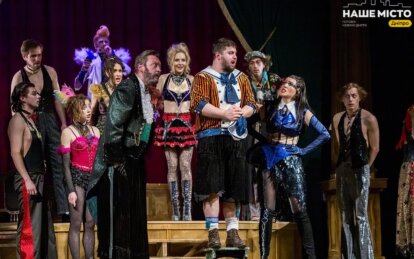 Хиты не хуже, чем у Сердючки: в Драмикоме состоялась премьера спектакля «Шантрапа»