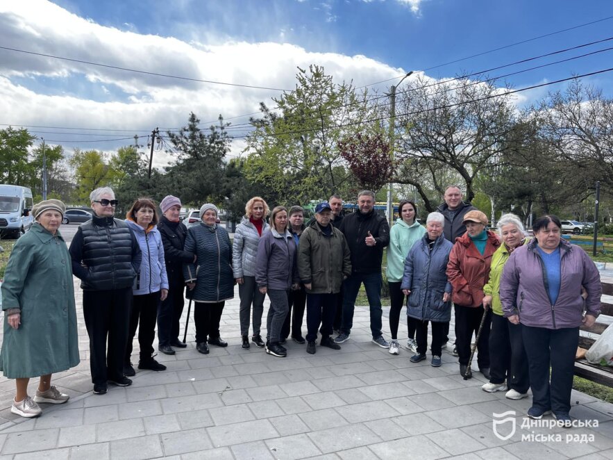ОФІЦІЙНО                #Дніпро_квітучий: у Дніпрі мешканці разом із владою висаджують дерева у дворах