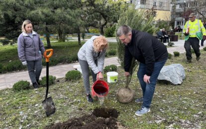 #Дніпро_квітучий: у Дніпрі мешканці разом із владою висаджують дерева у дворах