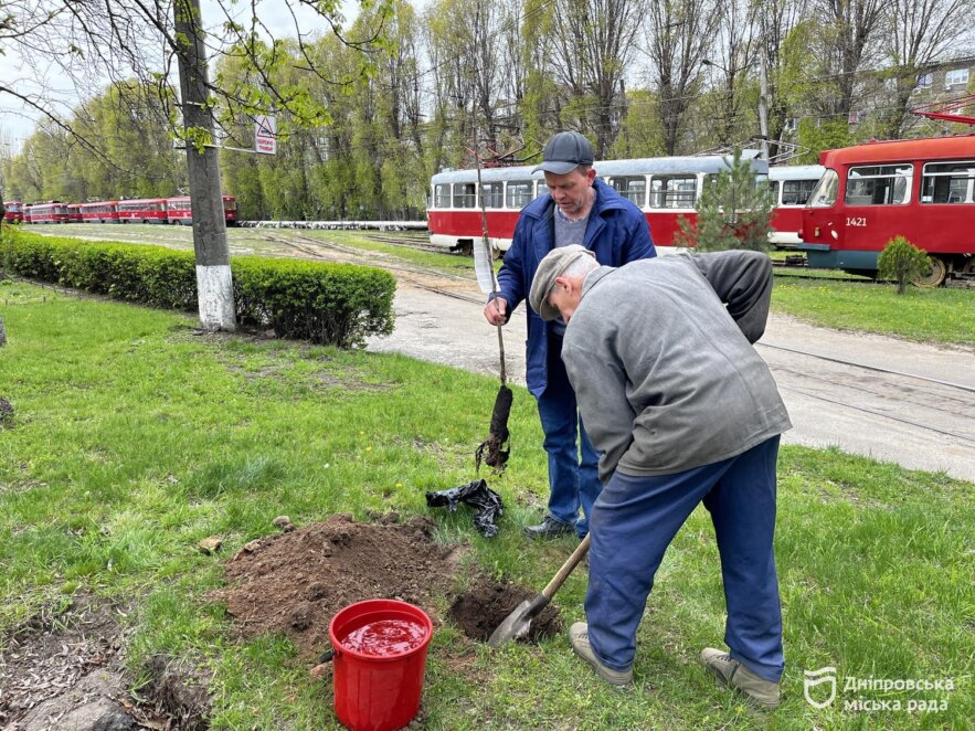 ОФІЦІЙНО                Чистота і озеленення: понад 40 працівників електротранспорту долучилися до  акції #Чистий_Дніпро і #Дніпро_квітучий
