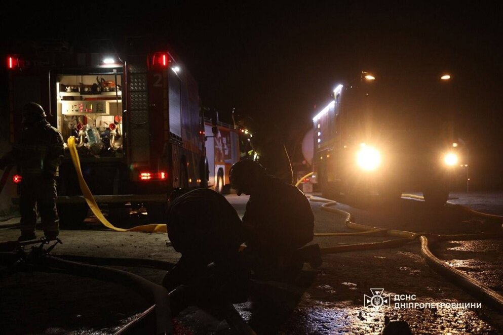 У Дніпровському районі ліквідували масштабну пожежу після ворожого удару