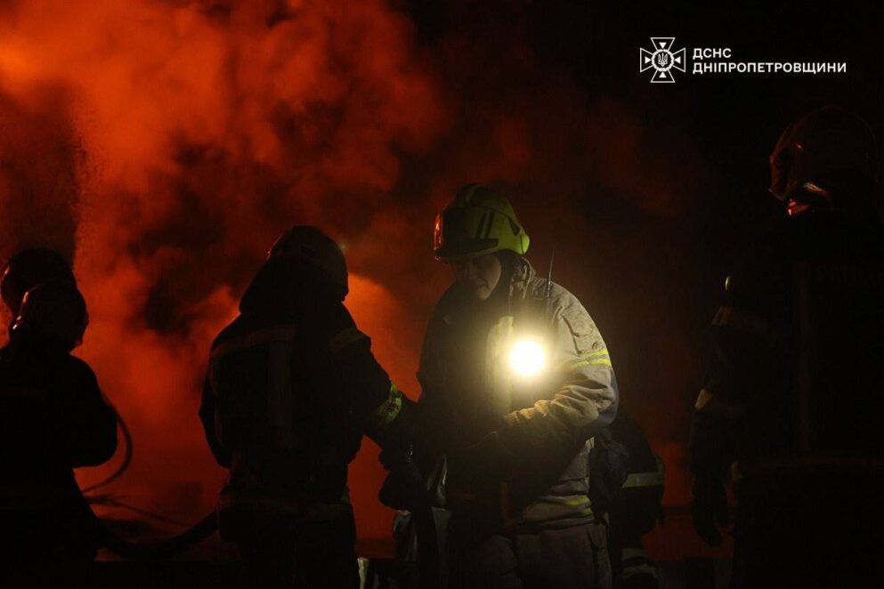 У Дніпровському районі ліквідували масштабну пожежу після ворожого удару