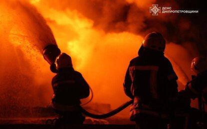 В Днепровском районе ликвидировали масштабный пожар после вражеского удара