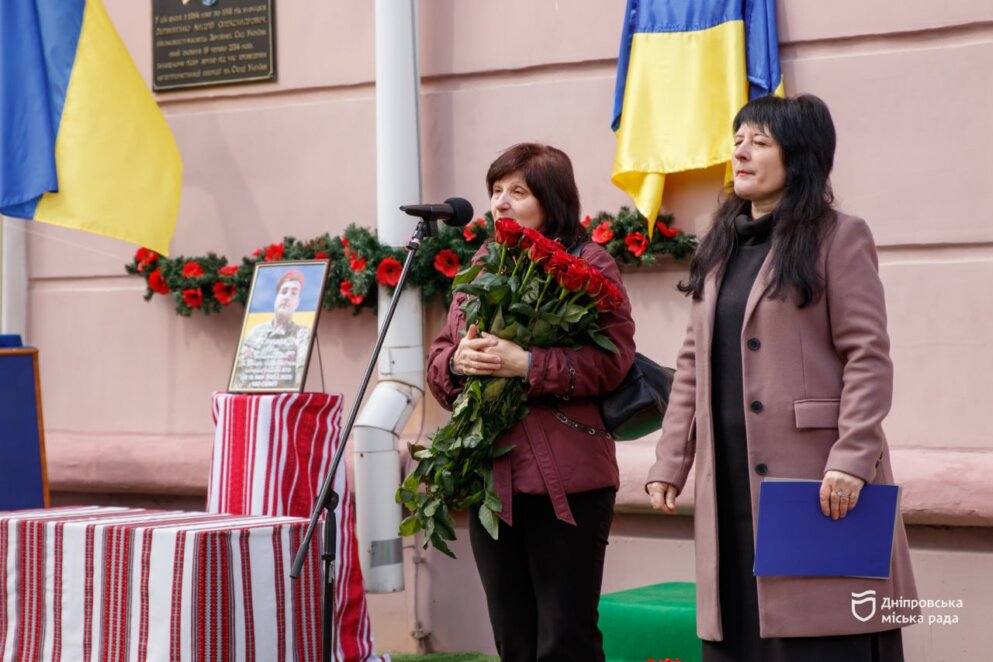 У Дніпрі встановили пам’ятну дошку морському піхотинцю Євгену Глушаку