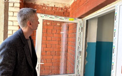 Дніпро продовжує відновлення постраждалих від атак будинків: на Запорізькому шосе замінили вибиті дв...