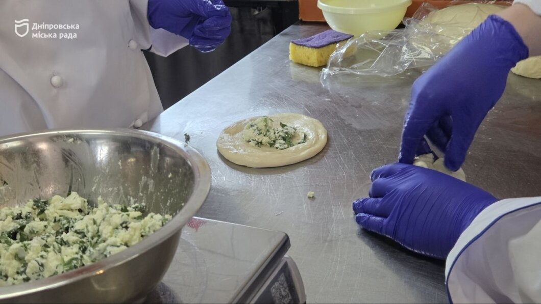 У Дніпрі студенти профтехів опановують професію пекаря на сучасних підприємствах міста
