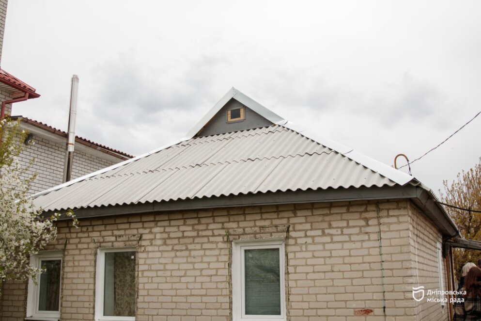 У Дніпрі міська влада разом із  міжнародними фондами відновили будинок багатодітної родини після обстрілу