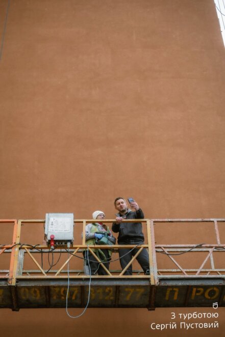 У Дніпрі на Калиновій відновлюють відомий мурал