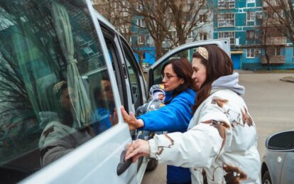 Пологи під обстрілами: як гуманітарна місія «Проліска» допомогла молодій мамі з Дніпропетровщини