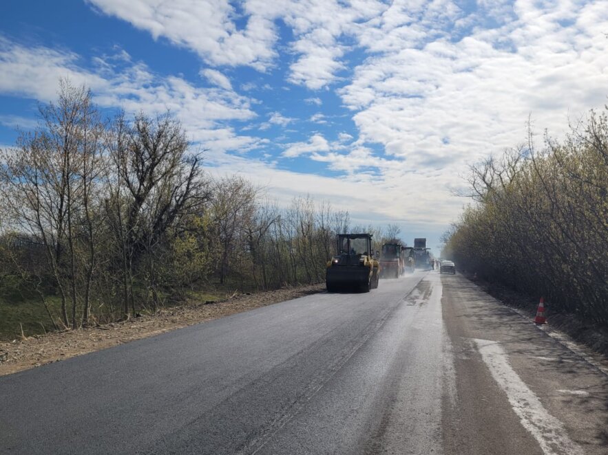 У Дніпропетровській області на автошляху Р-85 відновлюють дорожнє покриття