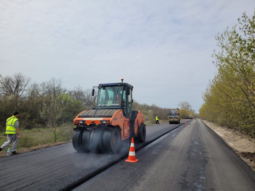 У Дніпропетровській області на автошляху Р-85 відновлюють дорожнє покриття
