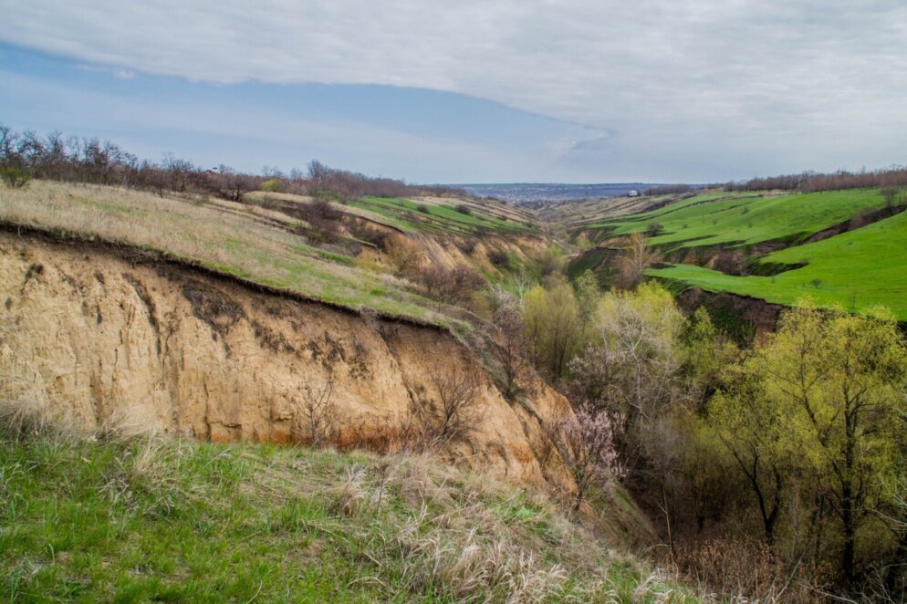 Ірландські пагорби під Дніпром: як виглядає Сажівська балка у квітні