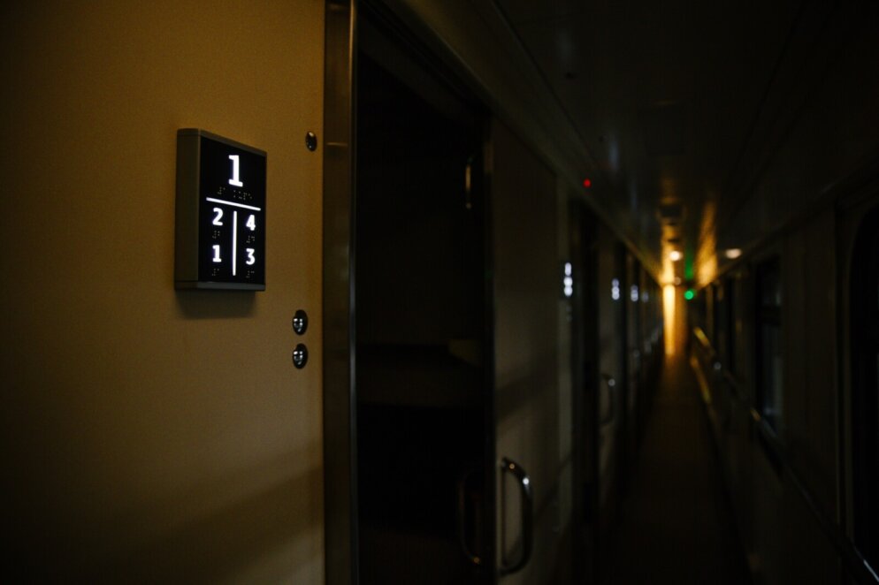 Є навіть шахові дошки: Укрзалізниця показала нові купейні вагони українського виробництва