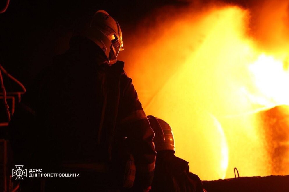 У Дніпровському районі ліквідували масштабну пожежу після ворожого удару